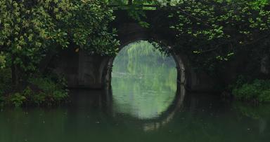 春天杭州<strong>西湖</strong>园林桥洞雨景